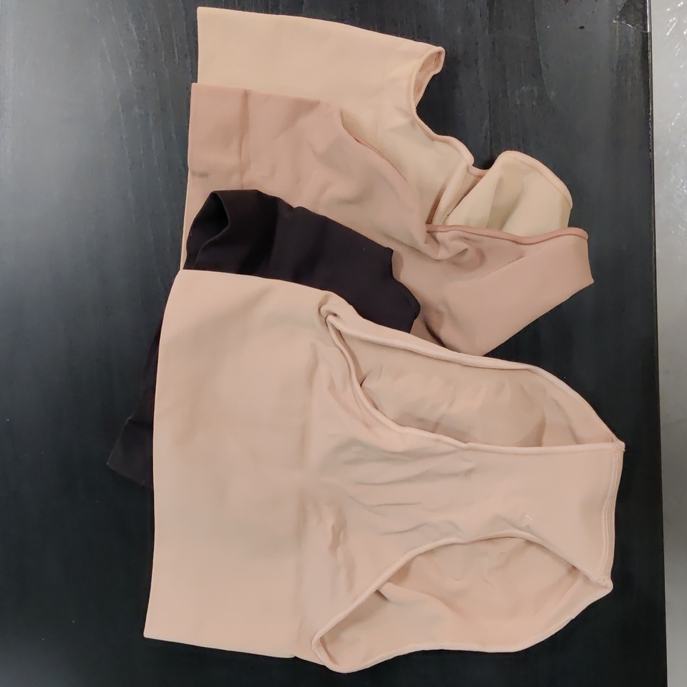 Skims shapewear lot size:S/M